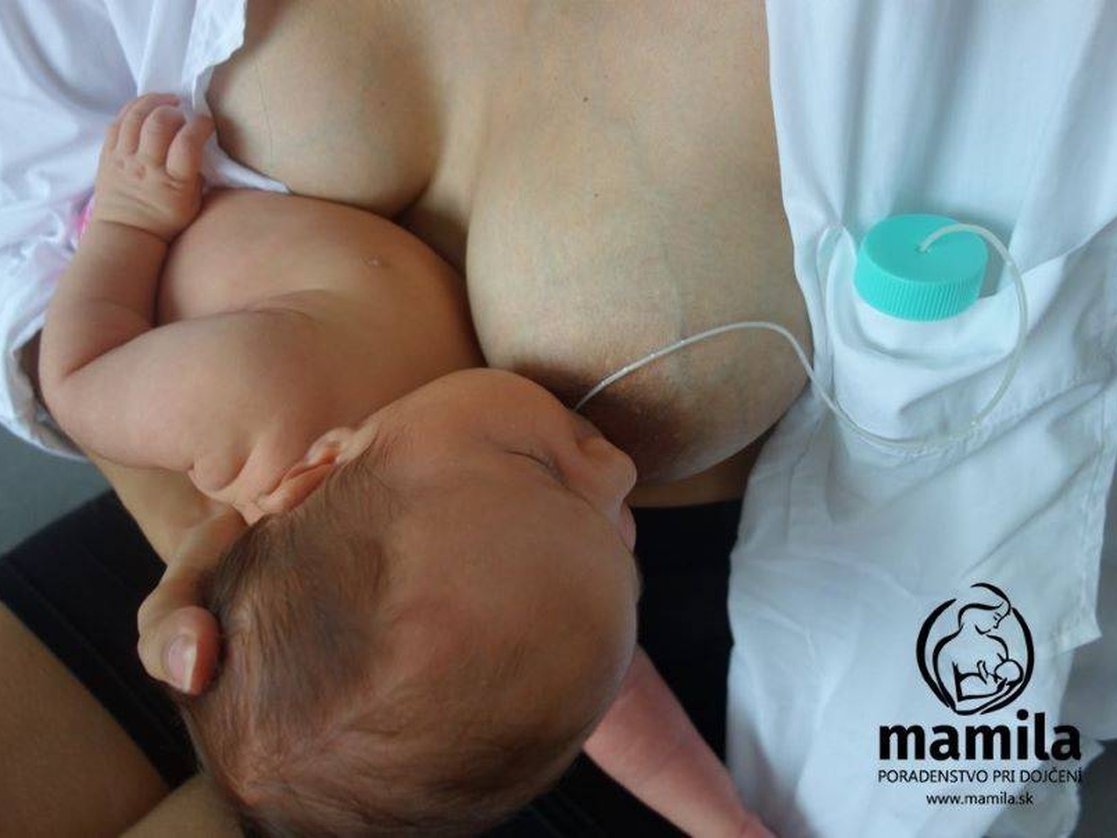 Kojící maminka s miminkem a logem Mamila